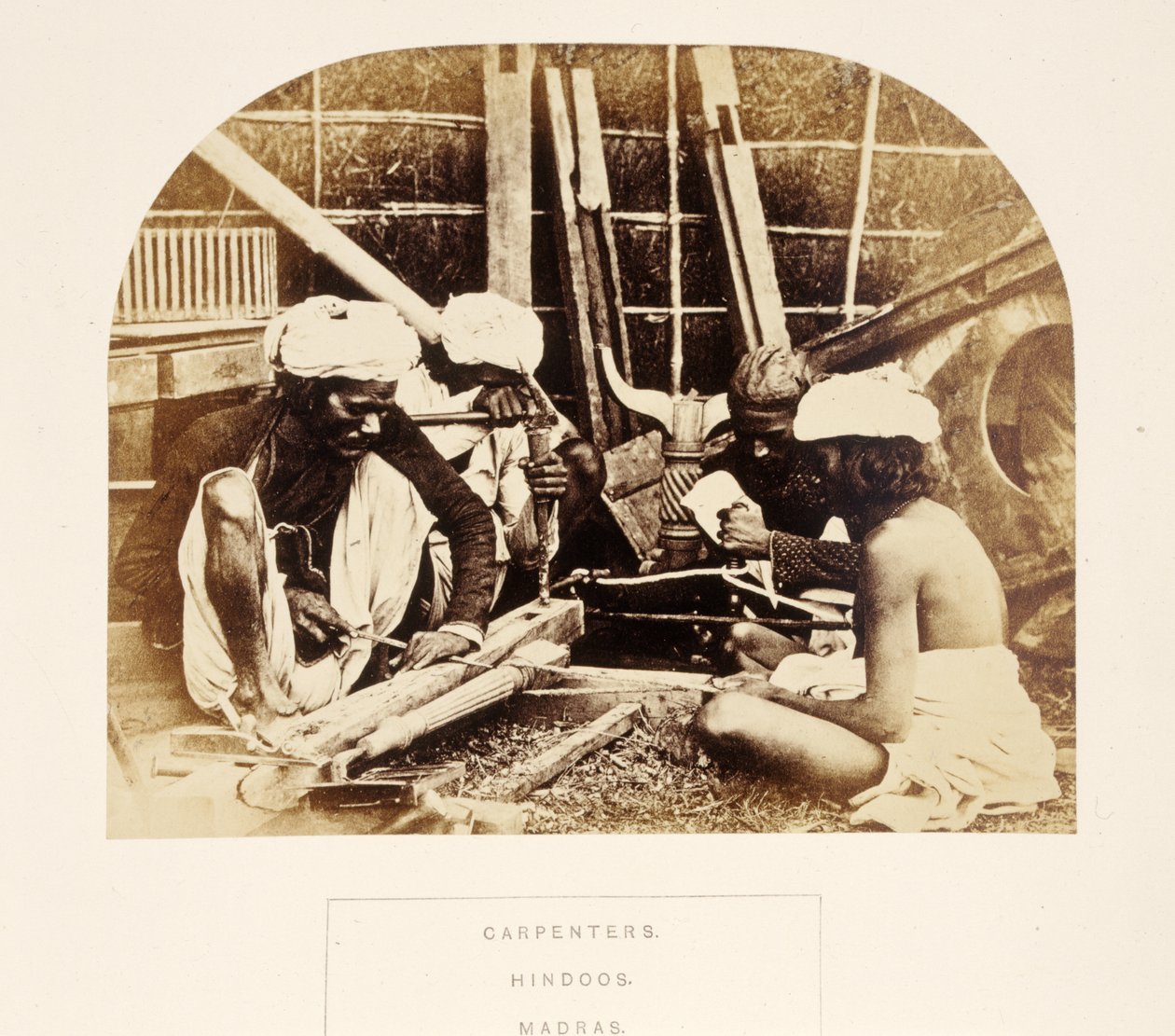 Carpenters, Hindoos, Madras, de The People of India, por J. Forbes Watson, publicado em 1868 (albumen print) de English Photographer