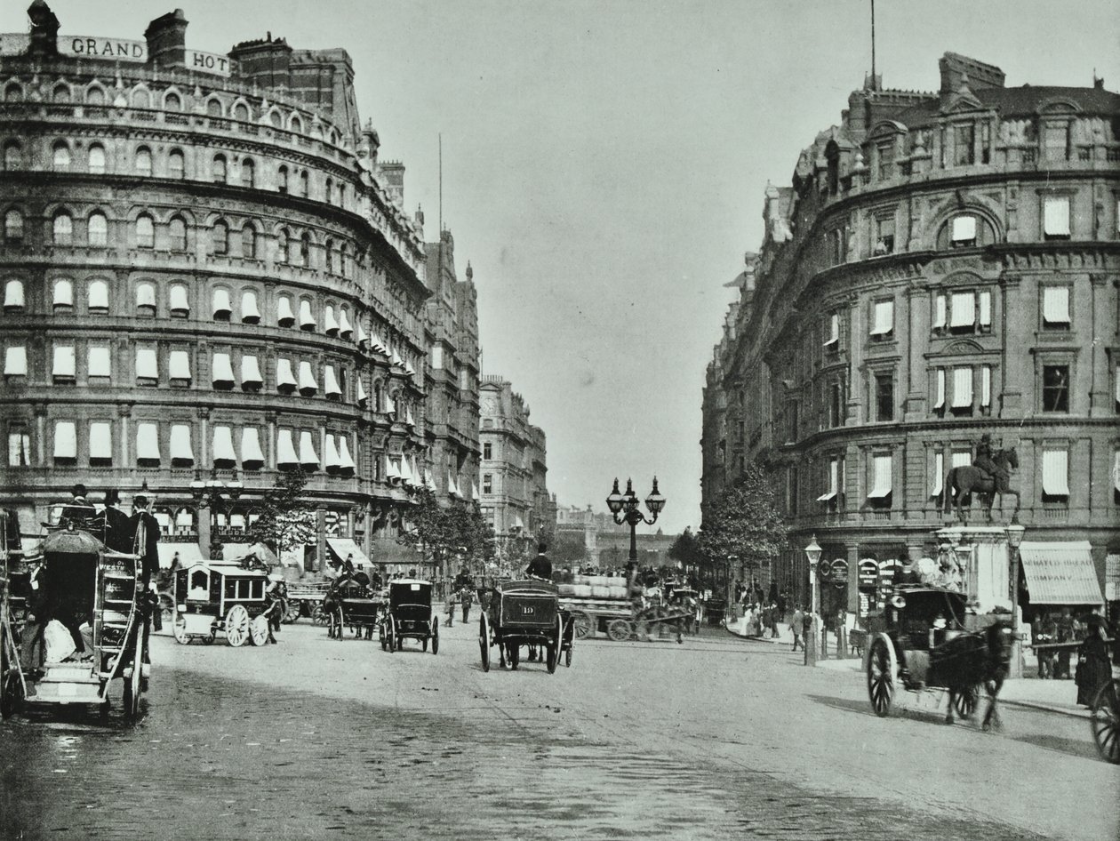 Charing Cross, Westminster LB: Northumberland Avenue de Trafalgar Square e Charing Cross, 1890 de English Photographer