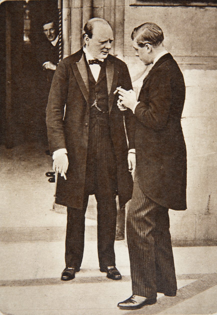 Bate-papo depois de uma festa de almoço na Câmara dos Comuns: o Sr. Churchill e SAR O Príncipe de Gales, 1919 (fotogravura) de English Photographer