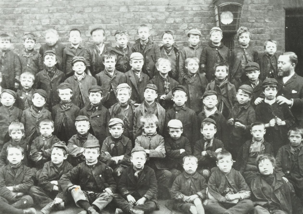 Chaucer Street School: grupo dos meninos, 1895 de English Photographer