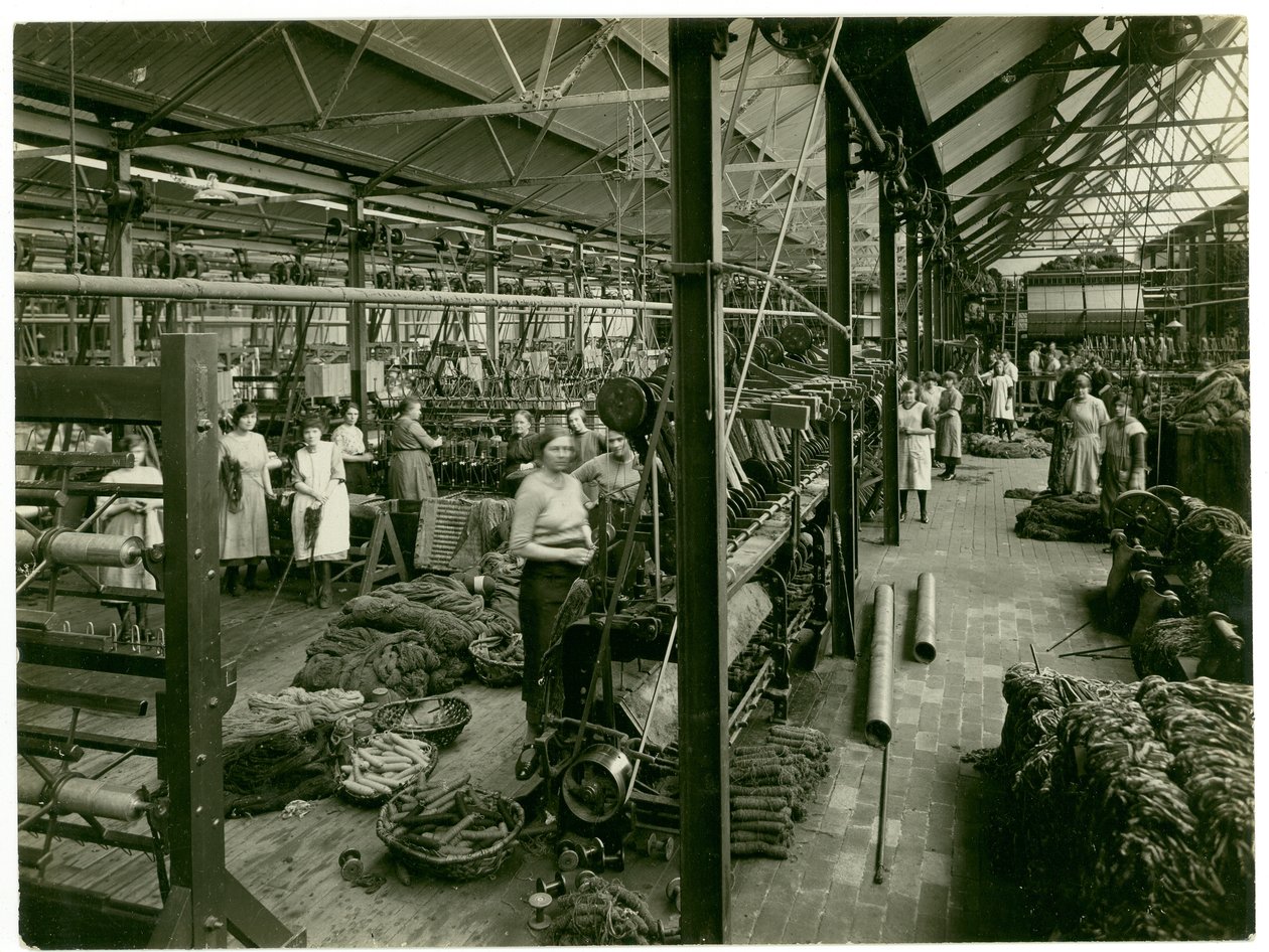Enrolamento de chenille, fábrica de tapetes, 1923 de English Photographer