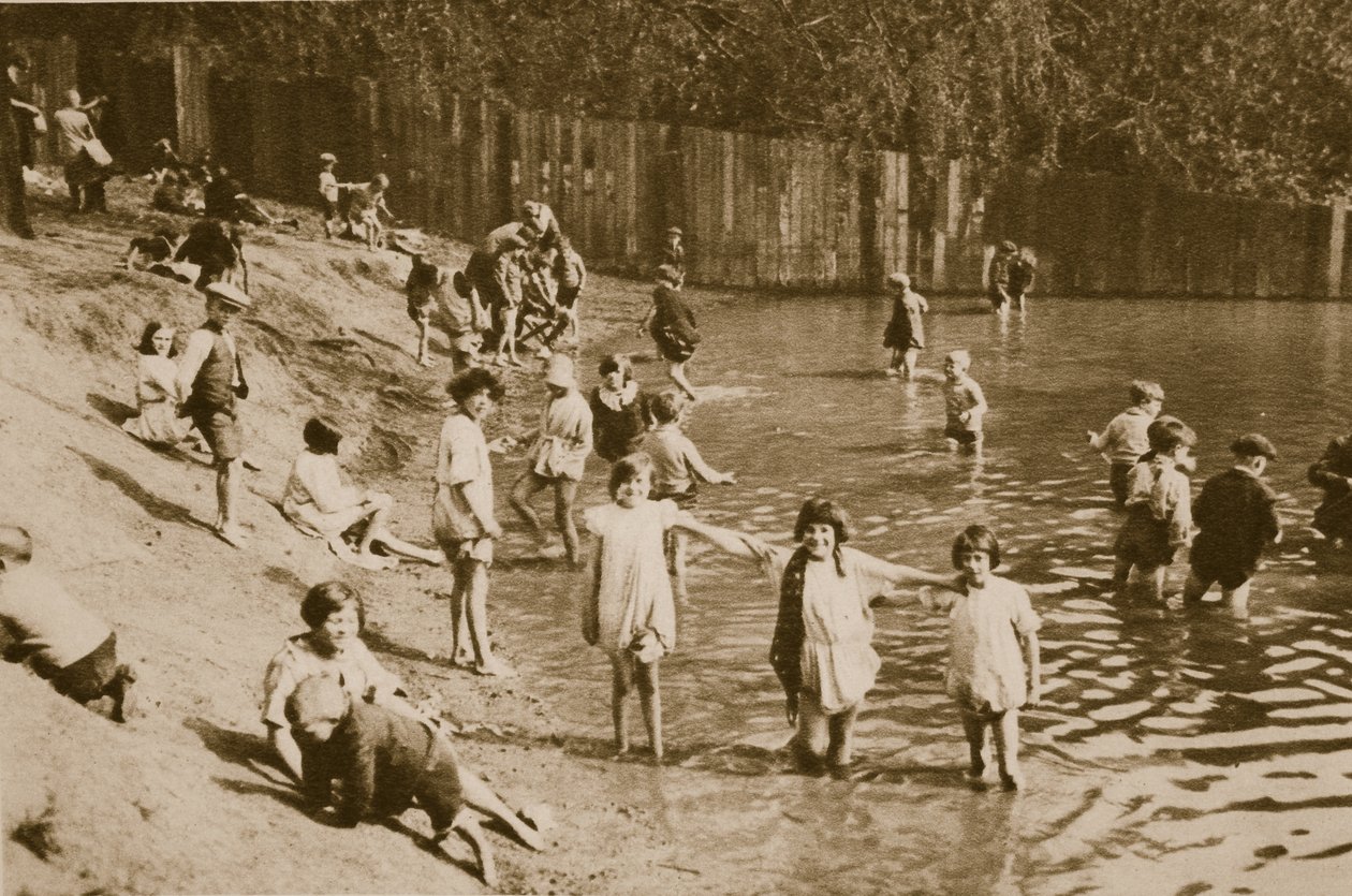 Crianças brincando no lago Hampstead (foto sépia) de English Photographer