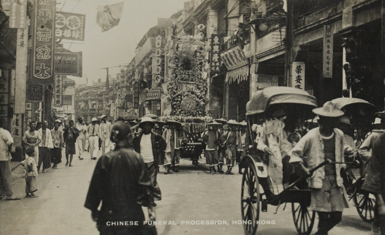 Chinese Funeral Procession, Hong Kong, de um álbum de fotografias relacionadas ao serviço de Pte H. Chick, 1940 de English Photographer