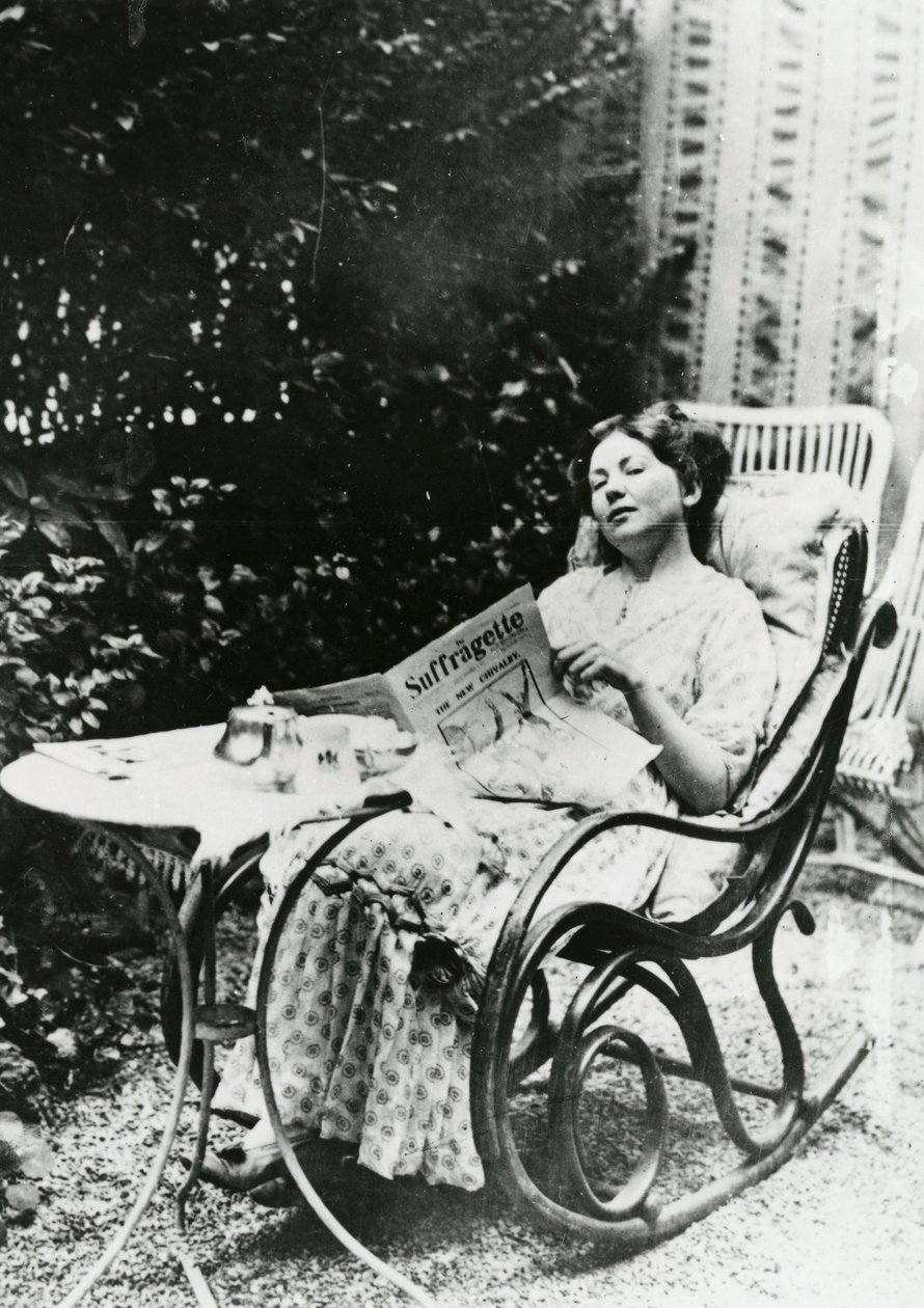 Christabel Pankhurst (1881-1969) lendo uma cópia de The Suffragette c.1905-14 de English Photographer