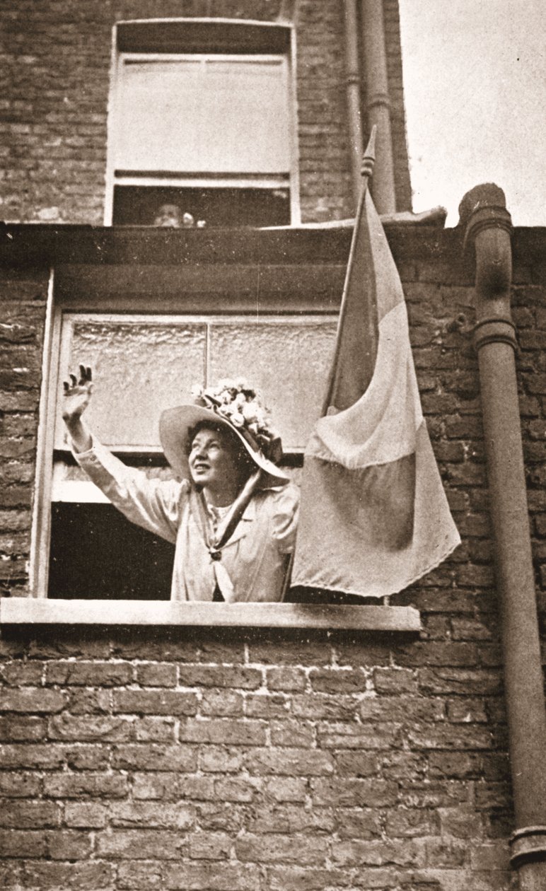 Christabel Pankhurst acena aos grevistas de fome a partir de uma casa com vista para a prisão de Holloway de English Photographer