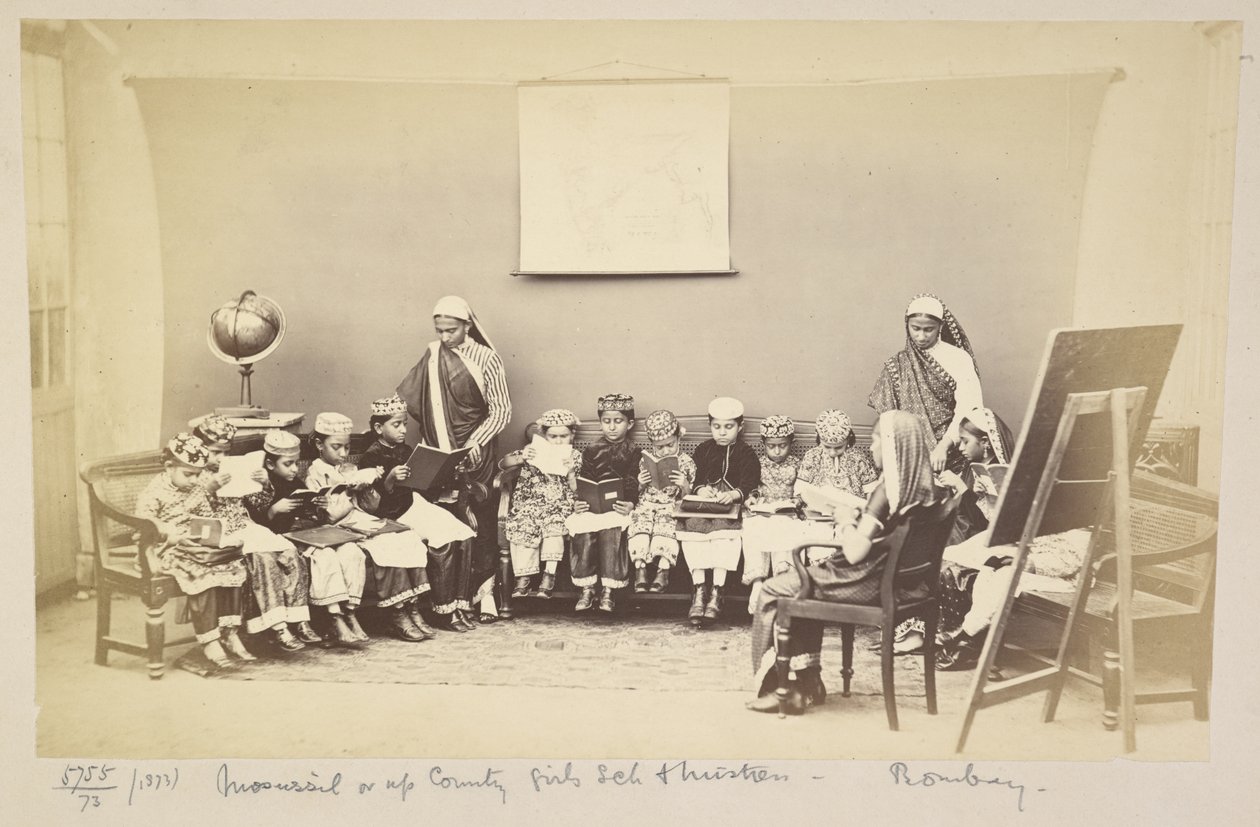 Aula com a amante numa escola de raparigas do interior, Bombaim, c. 1873 (foto a p/b) de English Photographer