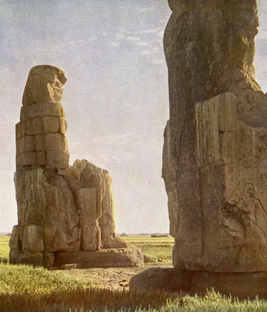 Colossi de Memnon ao amanhecer. de English Photographer