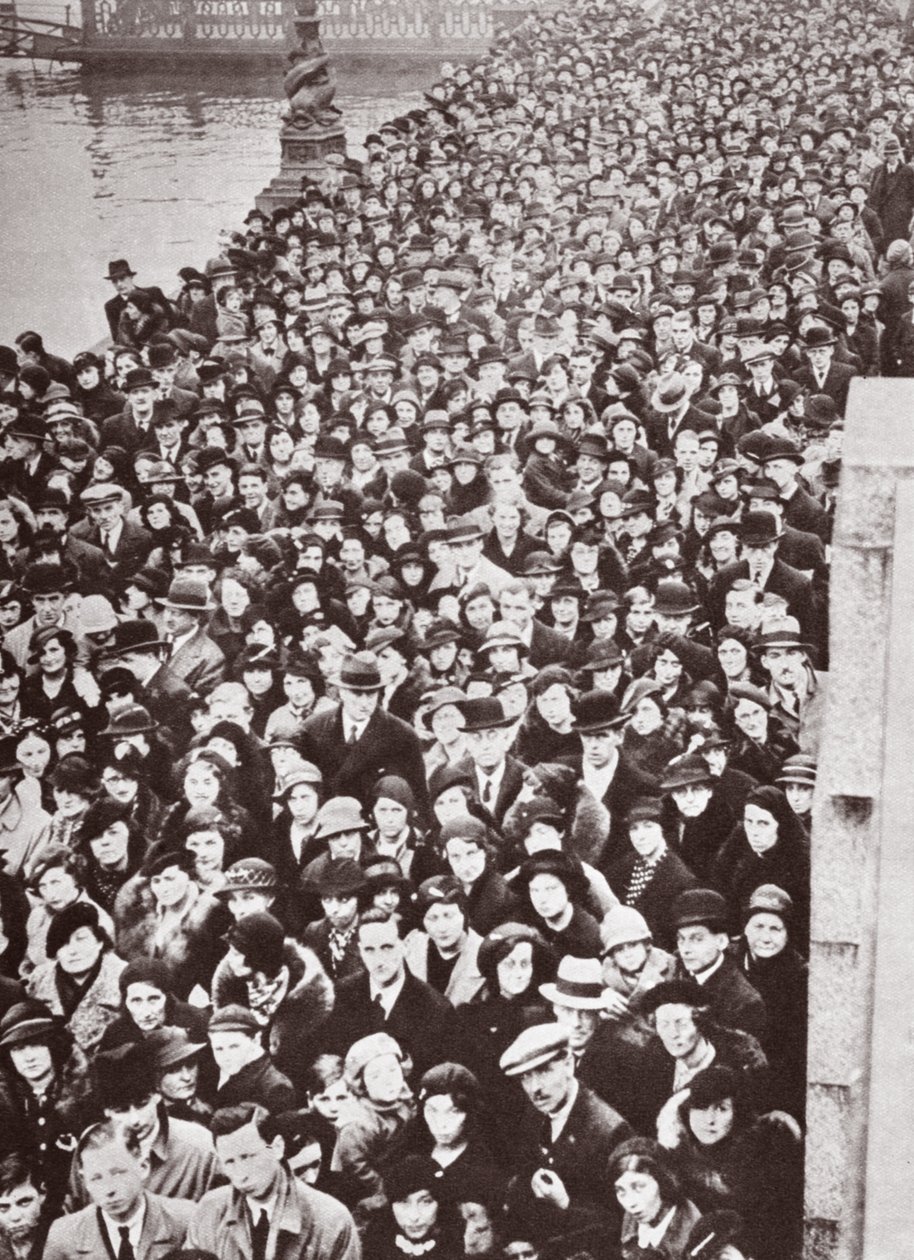 Multidões à espera de acesso ao Westminster Hall, durante a mentir no estado de George V, 1936 de English Photographer