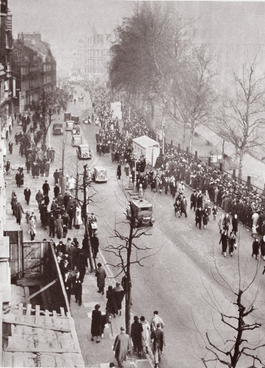 Multidões à espera de acesso ao Westminster Hall, durante a mentir no estado de George V, 1936 de English Photographer