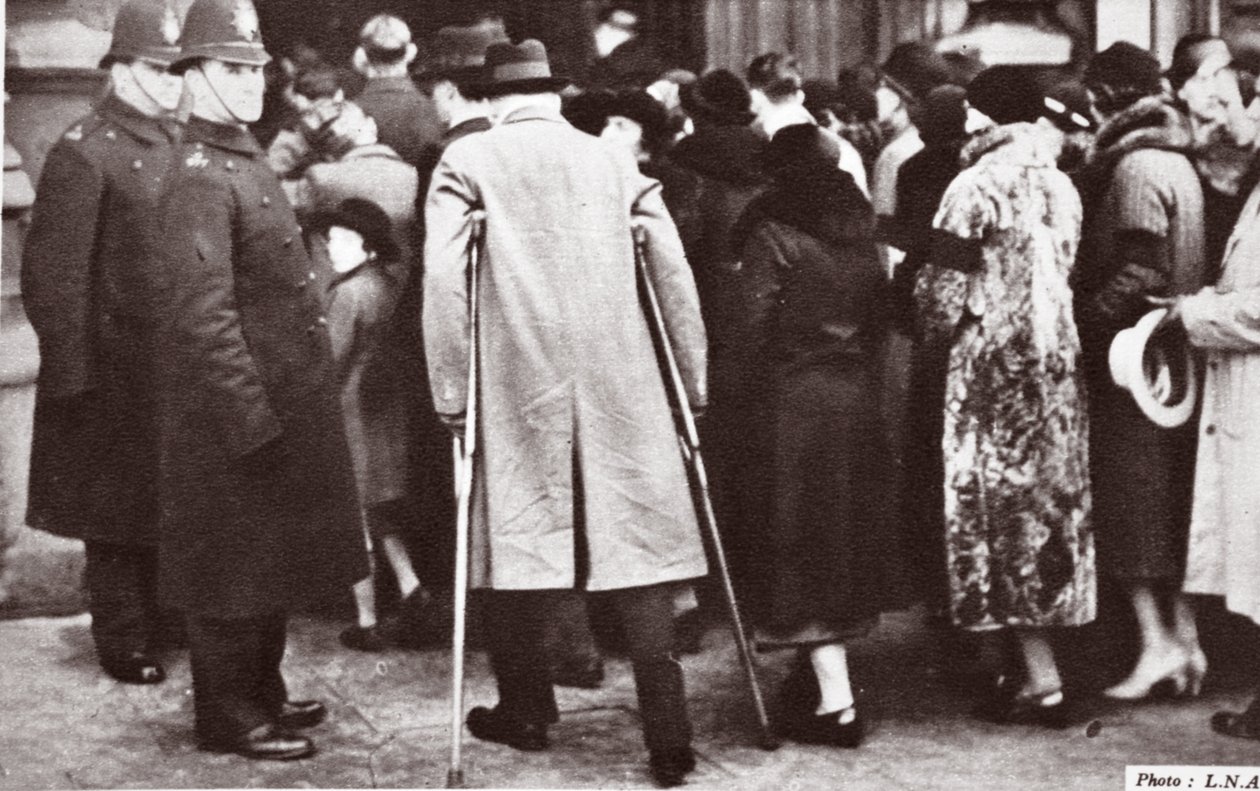 Multidões à espera de acesso ao Westminster Hall, durante a mentir no estado de George V, 1936 de English Photographer