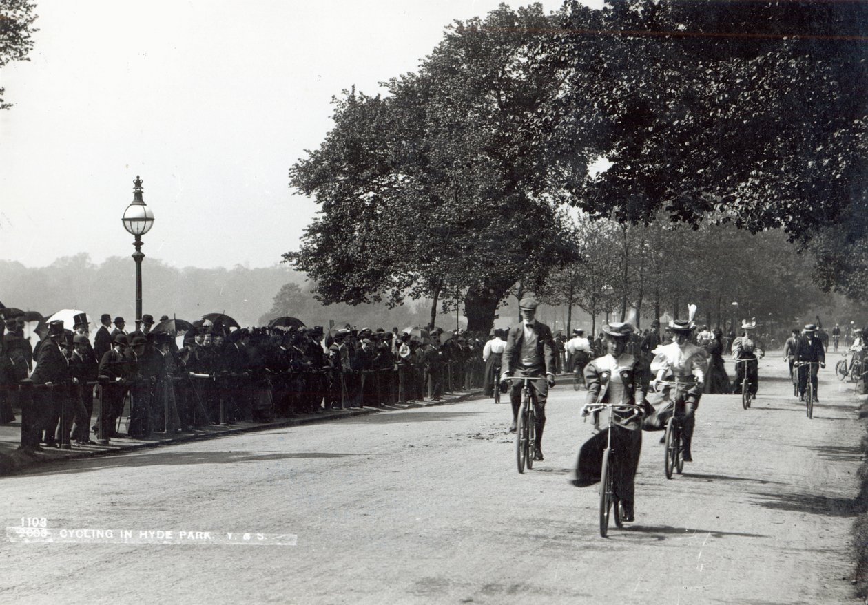 Andar de bicicleta no Hyde Park, c.1910 de English Photographer