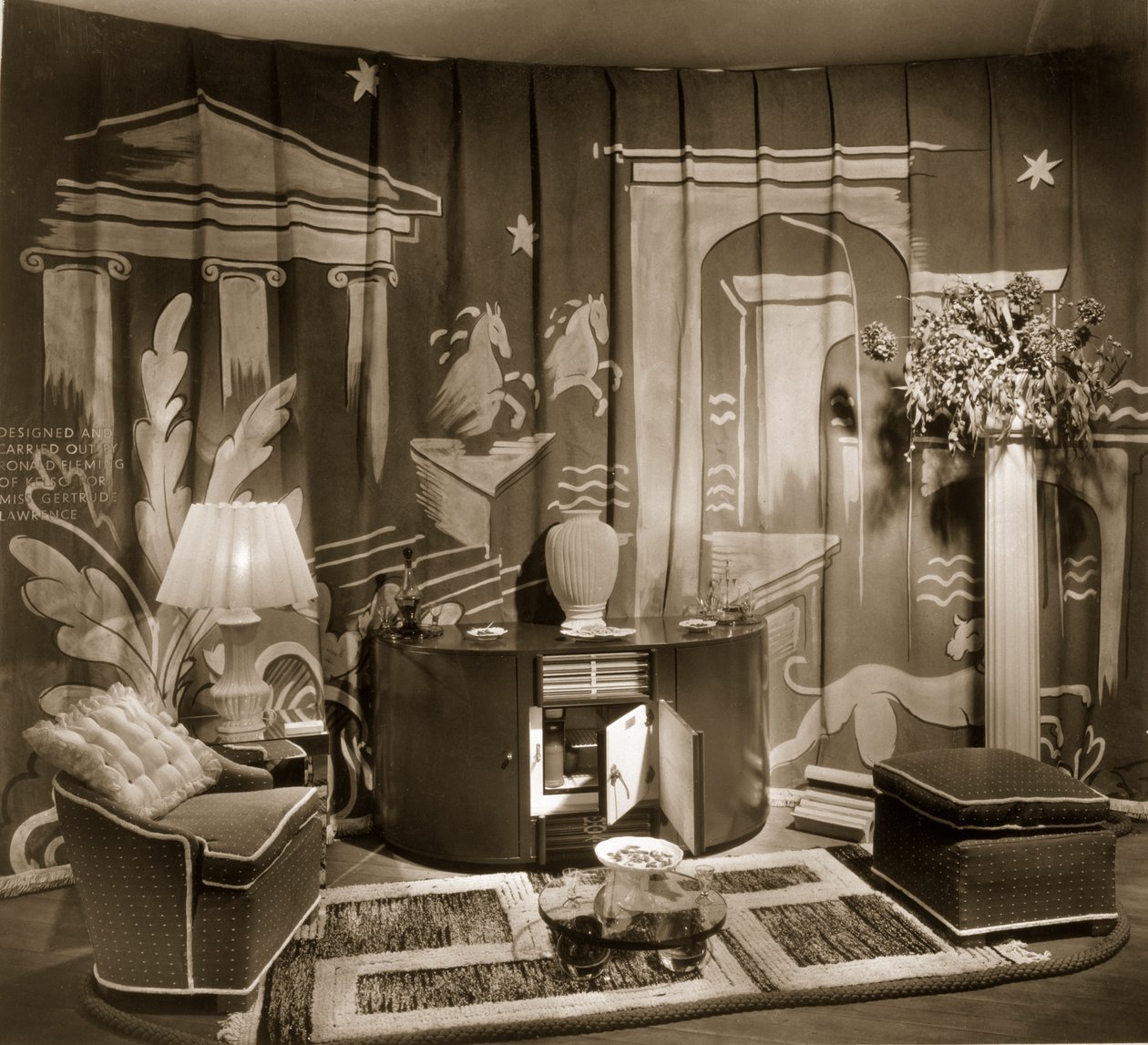 Stand de comércio decorativo no Dorland Hall com suspensão têxtil, de 1940 de English Photographer