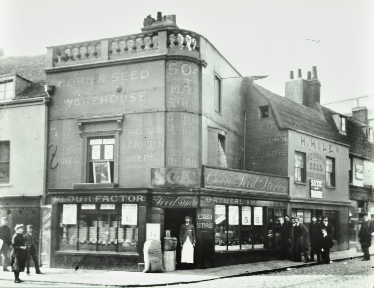 Deptford Broadway: cena de rua com frentes de loja, Londres, 1897 de English Photographer