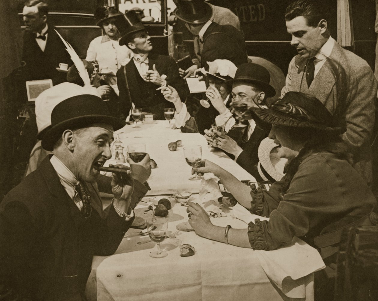 Festa do almoço do Derby Day, impressa por Horace W. Nichols, c.1910 (fotogravura) de English Photographer