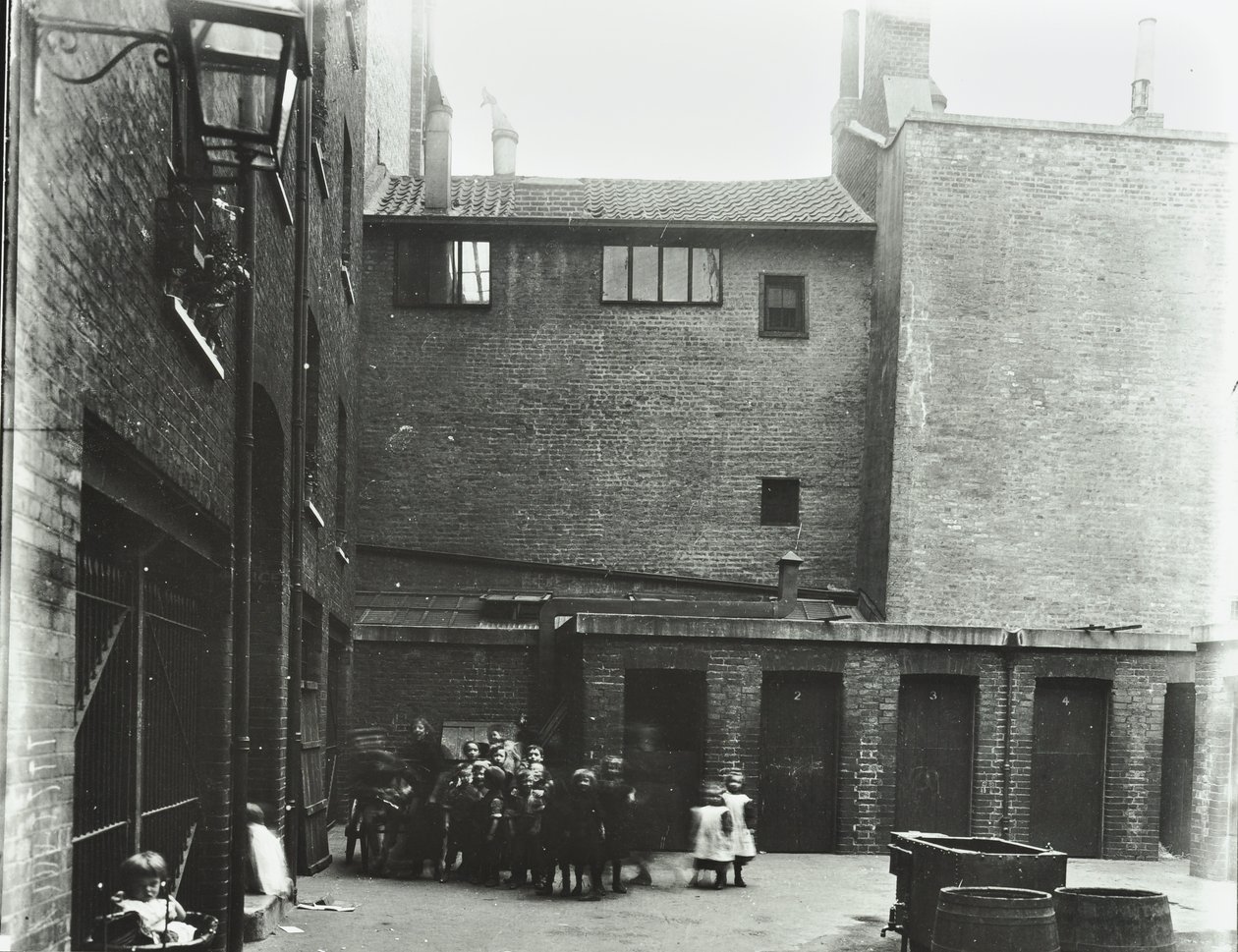 Rua Dufferin: Costermongers Buildings, Londres, 1896 de English Photographer