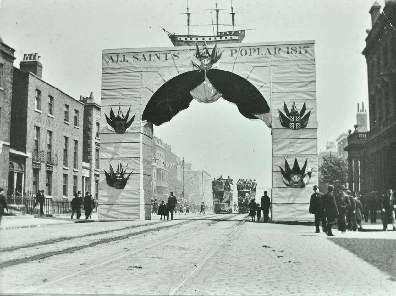 East India Dock Road: arco temporário, Victoria Diamond Jubilee, 1897 de English Photographer