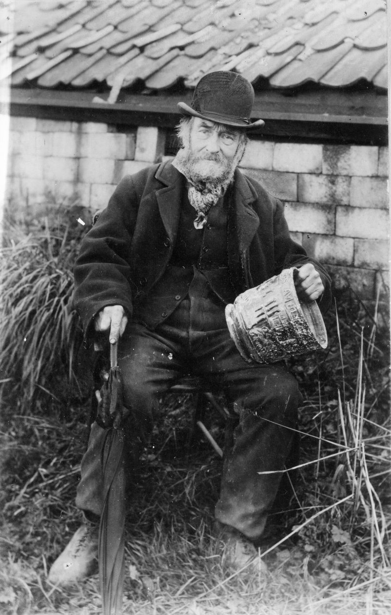 Edward Bingham segurando um de seus desenhos de Castle Hedingham Ware de English Photographer