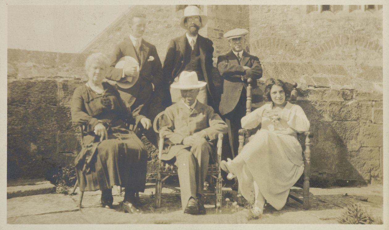 Edward Hudson and Friends, Lindisfarne, c.1918 (impressão em gelatina) de English Photographer