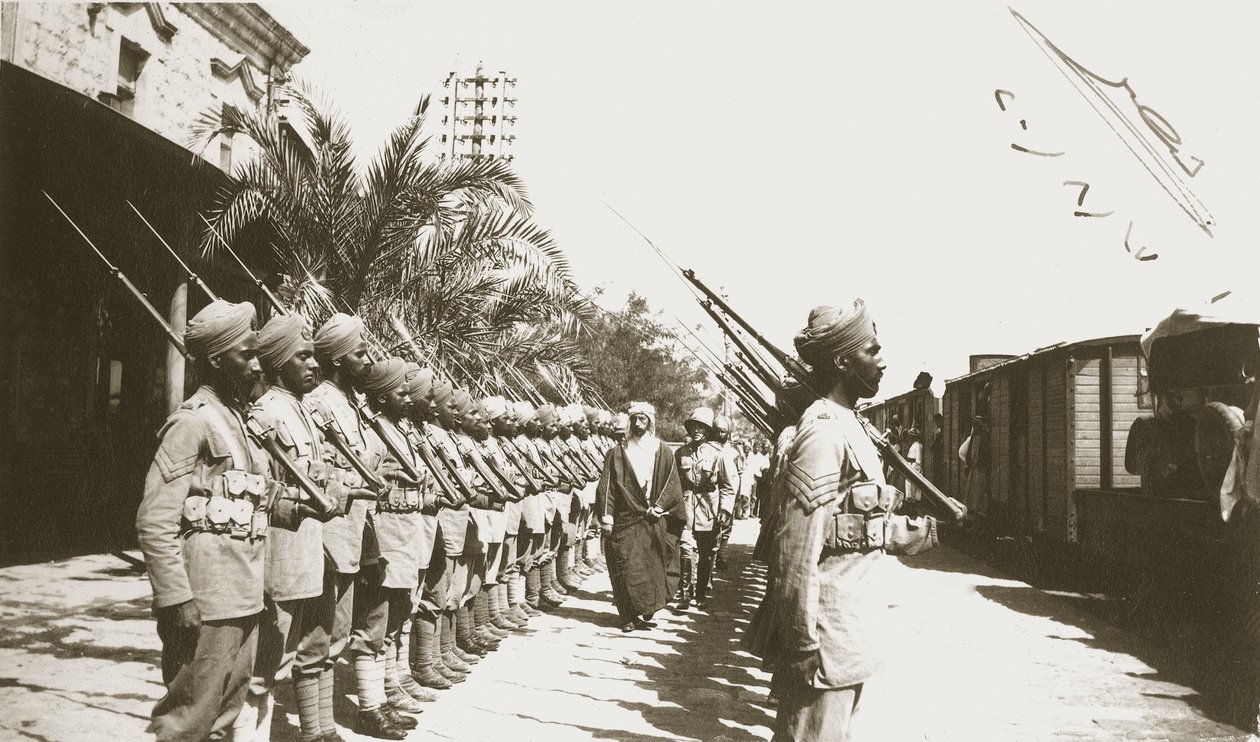 Emir Faisal na estação de Lydda, Palestina, com Sir Herbert Samuel, 1920 de English Photographer