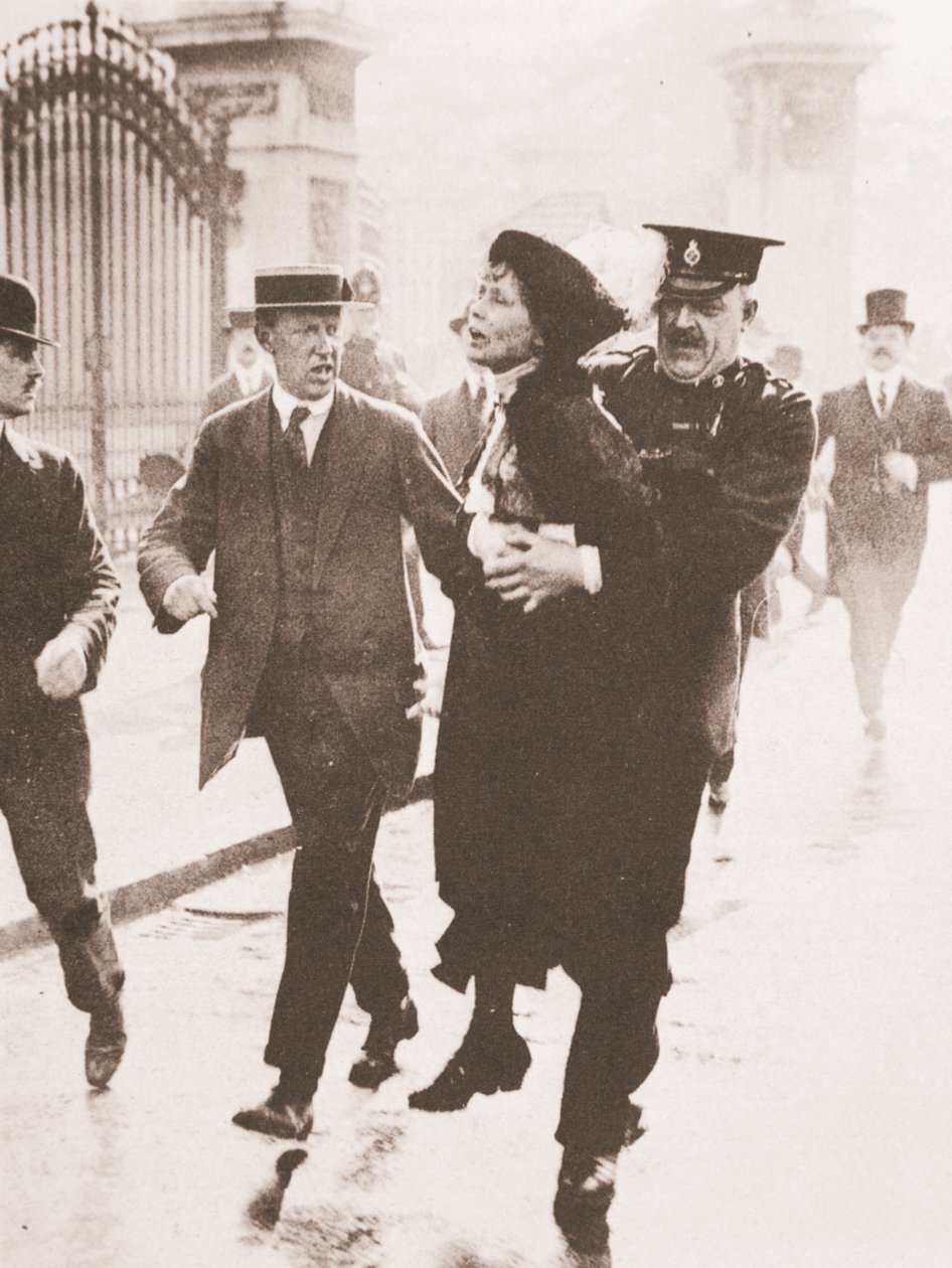 Prisão de Emmeline Pankhurst à porta do Palácio de Buckingham, quando tentava dirigir uma petição ao rei, 21 de maio de 1914 (fotografia a sépia) de English Photographer