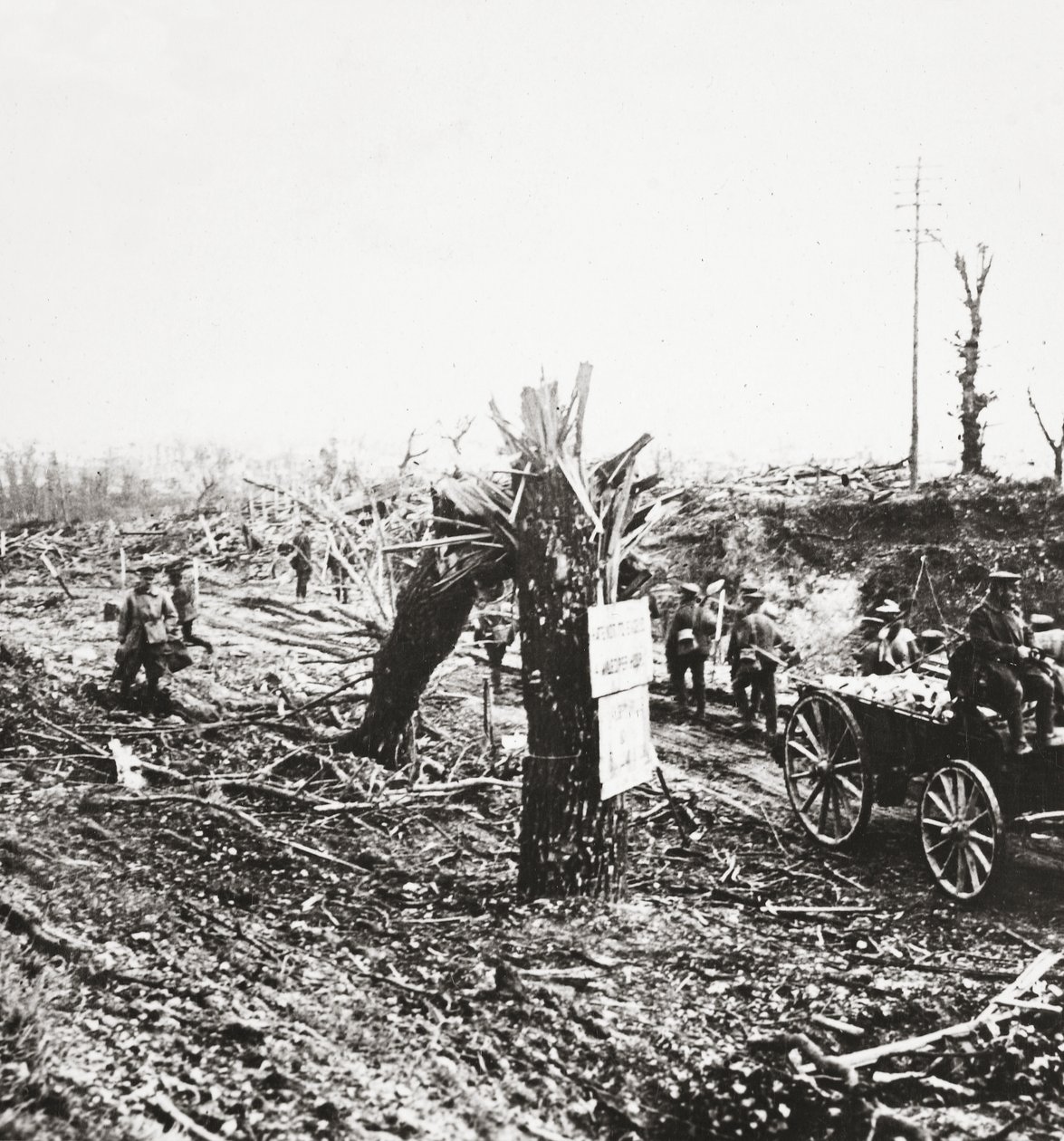 Engenheiros consertam ferrovias ligeiras perto de Hangard, danificadas por incêndio durante a luta por Amiens, 1918 de English Photographer