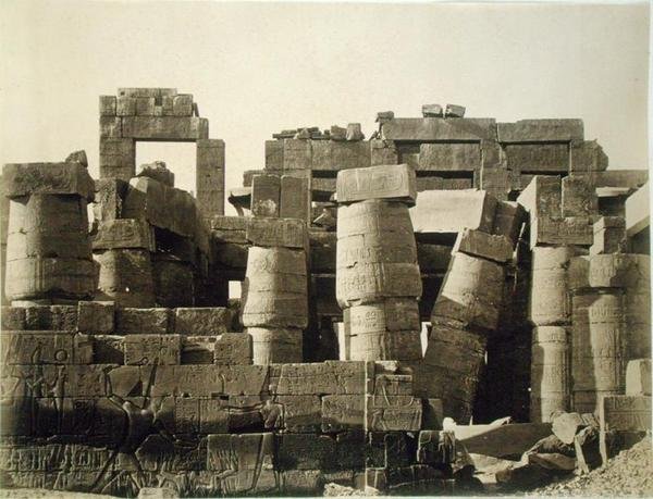 Vista exterior do hipostilo do grande templo de Karnak de English Photographer