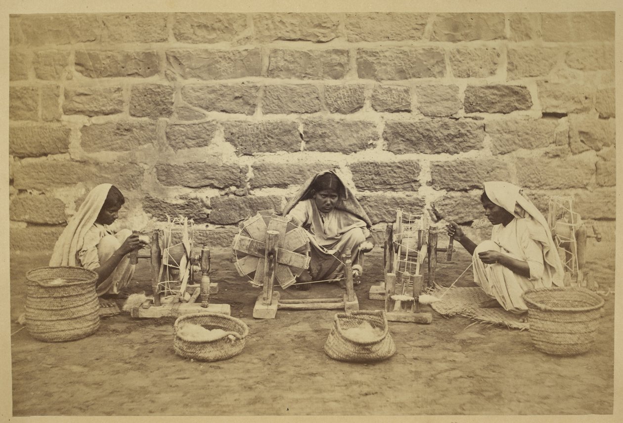 Prisioneiros femininos enrolando algodão sobre rodas de fiação na prisão de Karachi. Fotógrafa: Michie and Company c. 1873173 mm x 260 mm Archaeological Survey of India Collections: Série Escritório da Índia (Volume 52). de English Photographer