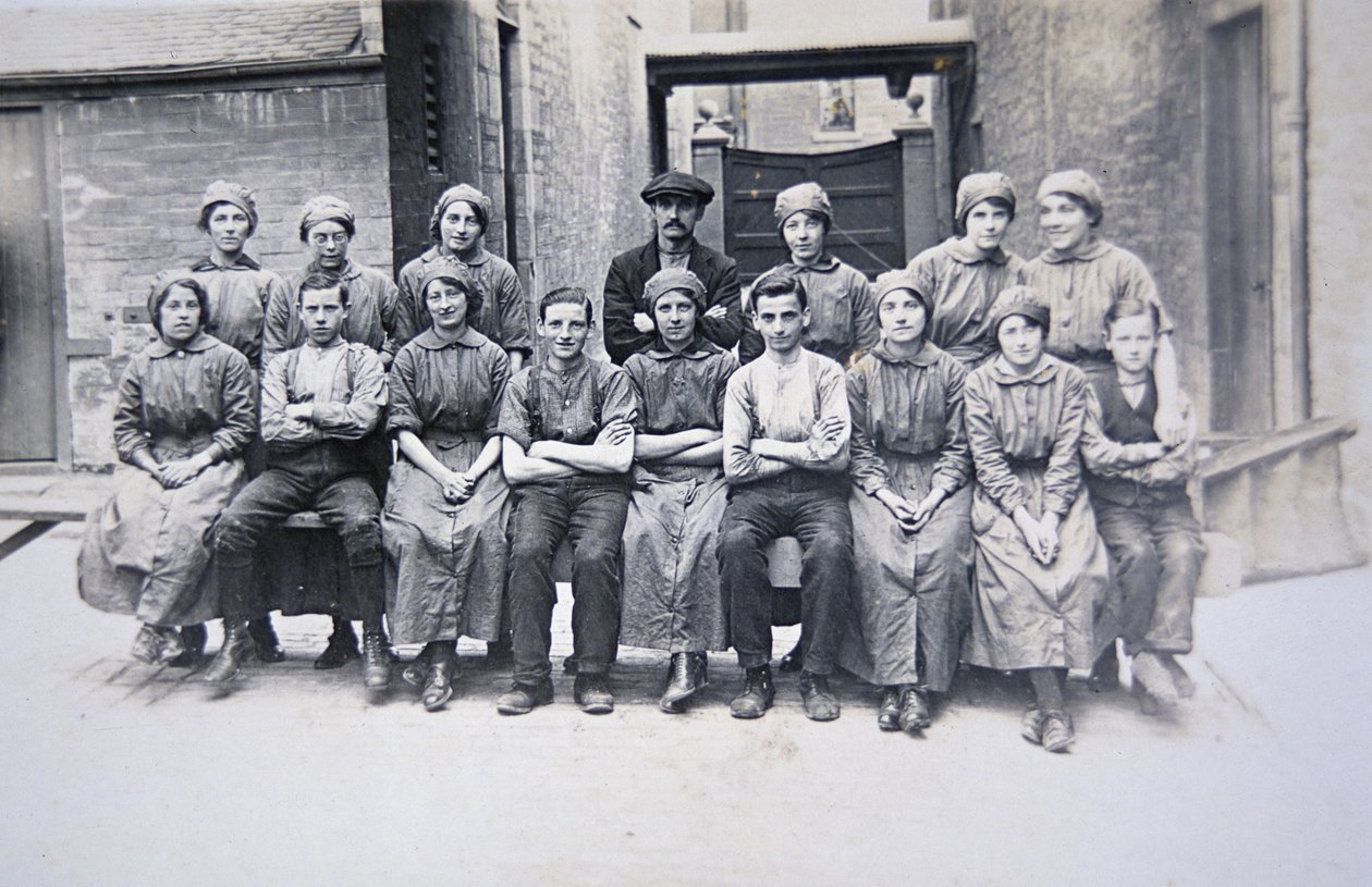 Trabalhadoras do Arsenal de Woolwich, Londres (foto a p/b) de English Photographer