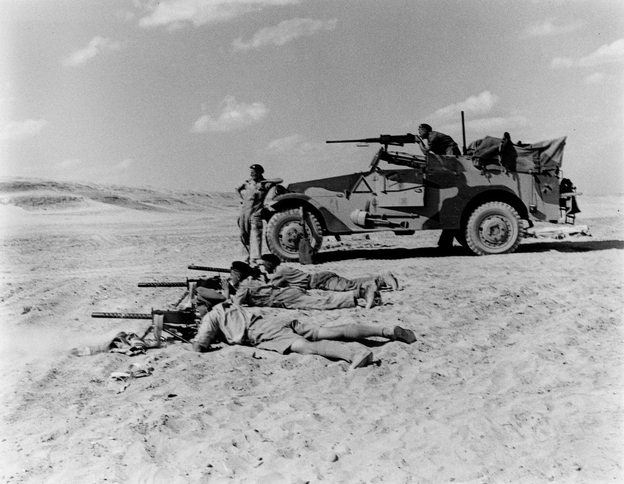 Ajusta a proteção local, de um álbum compilado pela Major WHJ Sale, 1943 de English Photographer