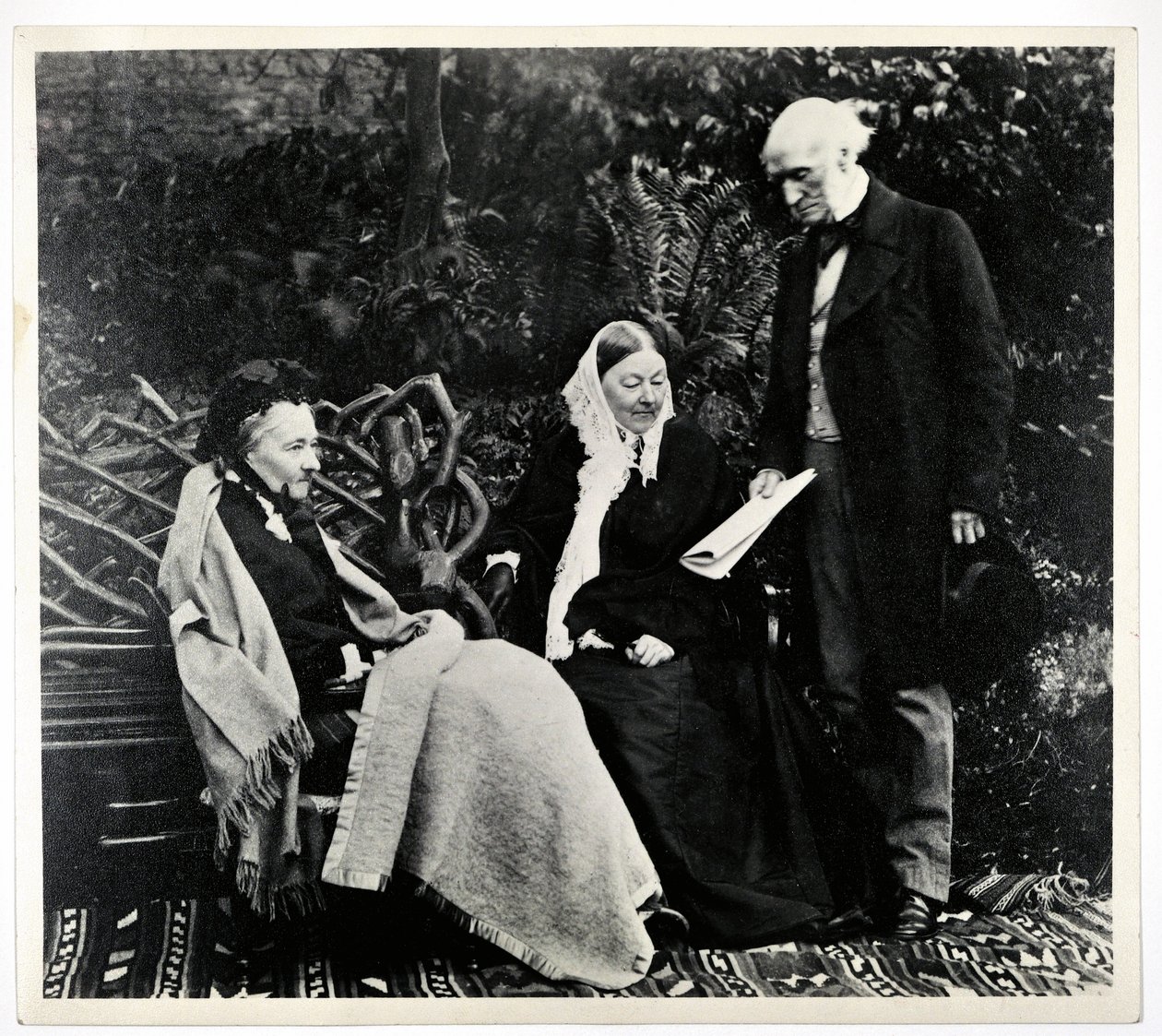 Florence Nightingale, Parthenope, Lady Verney e Sir Harry Verney na Casa Claydon de English Photographer