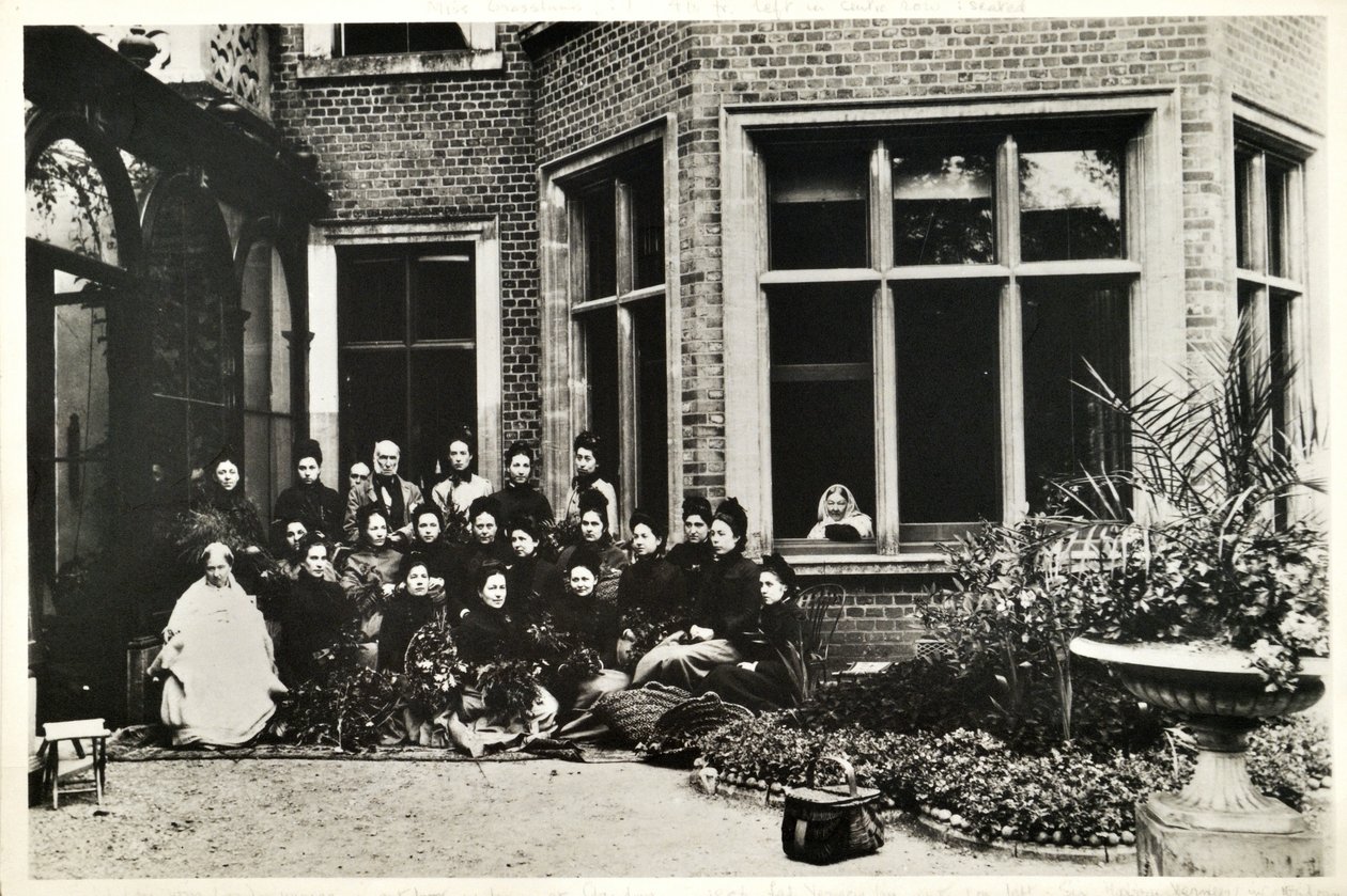 Florence Nightingale, Sir Harry e Lady Verney e Nightingale enfermeiras em Claydon House, 1886 de English Photographer