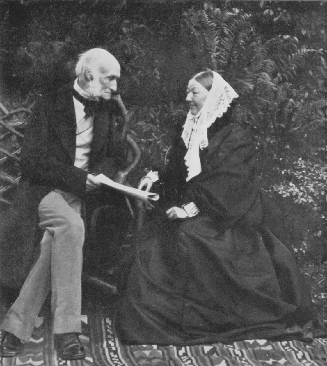 Florence Nightingale e Sir Harry Verney no gramado de Claydon House, 1889 de English Photographer