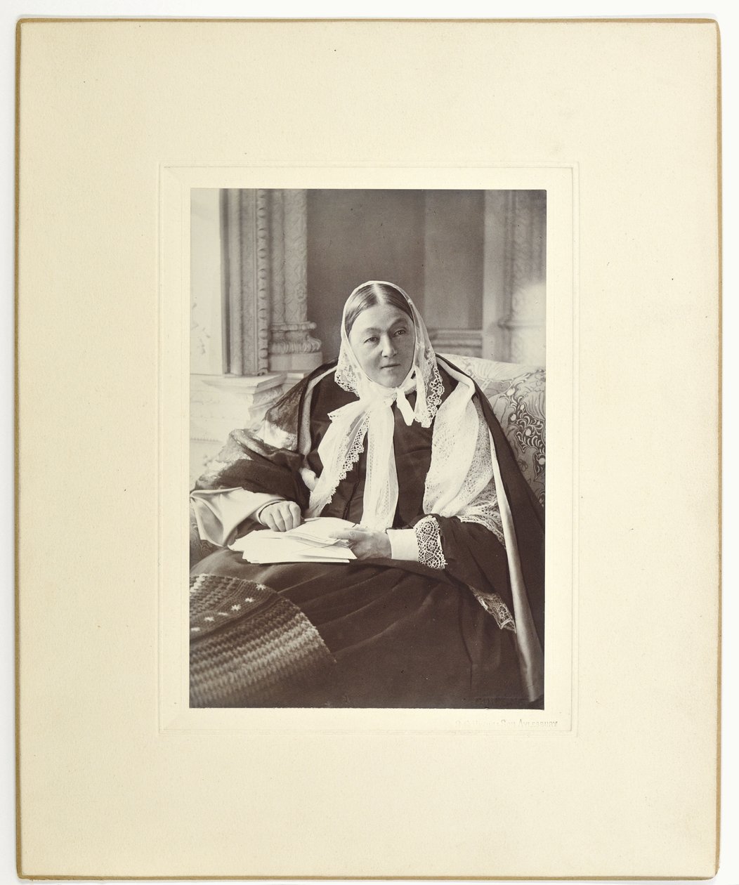 Florence Nightingale, sentada em um sofá na Sala Azul em Claydon House, 1891 de English Photographer