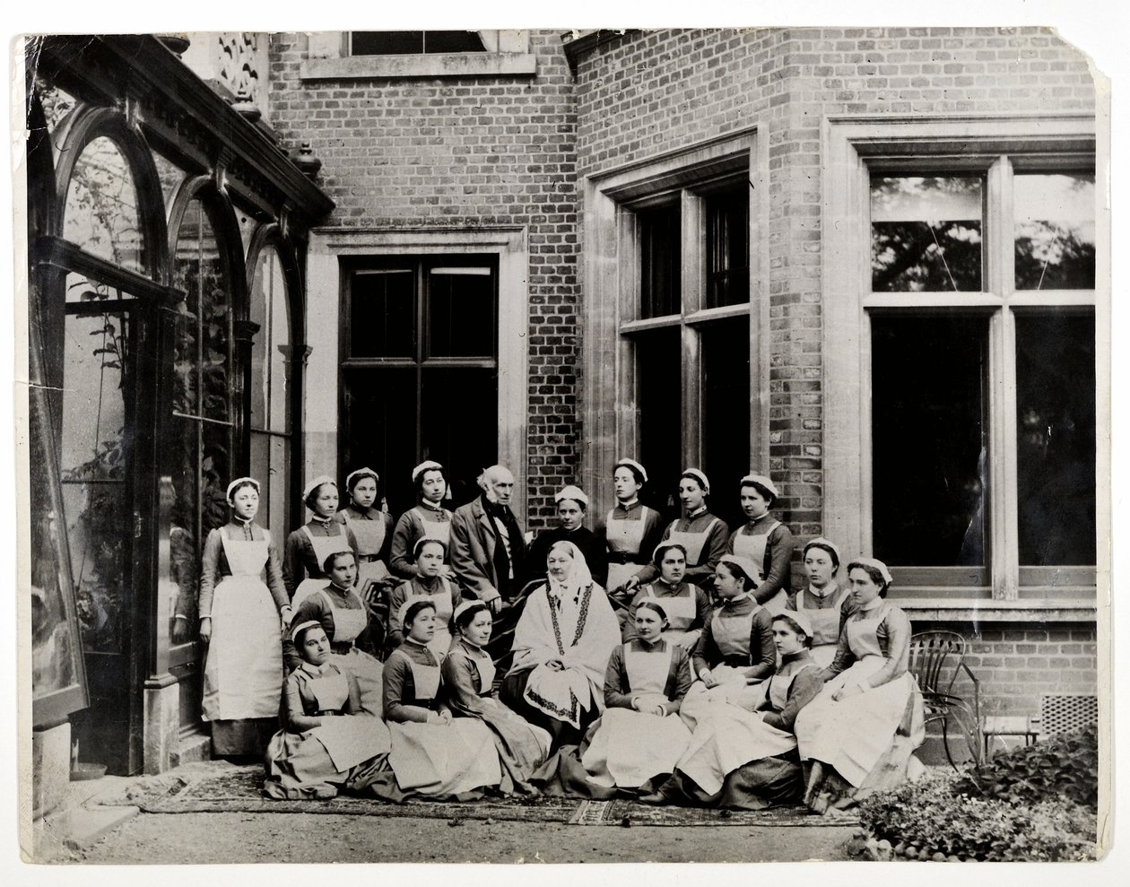 Florence Nightingale com Sir Harry Verney e Miss Crossland, no centro de um grupo de enfermeiras da Claydon House, em 1886 de English Photographer