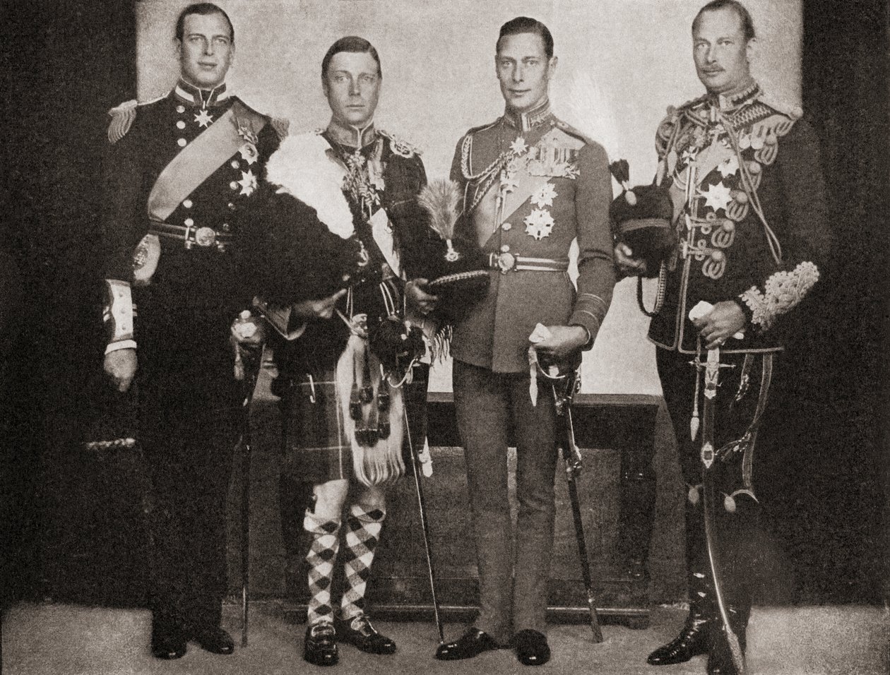 Quatro dos cinco filhos do rei George V, da esquerda para a direita, o príncipe George, duque de Kent, o rei Edward VIII, mais tarde duque de Windsor, o príncipe Albert, duque de York, mais tarde o rei George VI, o príncipe Henry, Duque de English Photographer