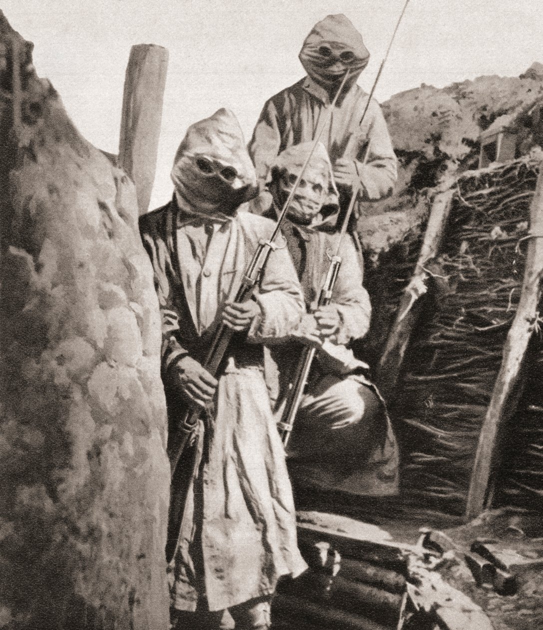 Soldados de infantaria franceses durante a Primeira Guerra Mundial usando respiradores para protegê-los contra o gás venenoso alemão, de The Illustrated War News, 1915 de English Photographer