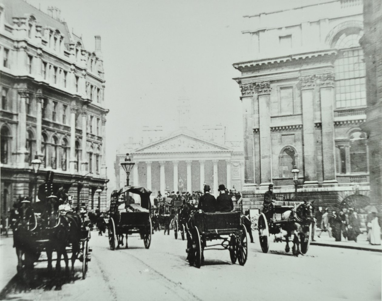 Da Queen Victoria Street até a Mansion House Street com Royal Exchange, cidade de Londres, 1895 de English Photographer