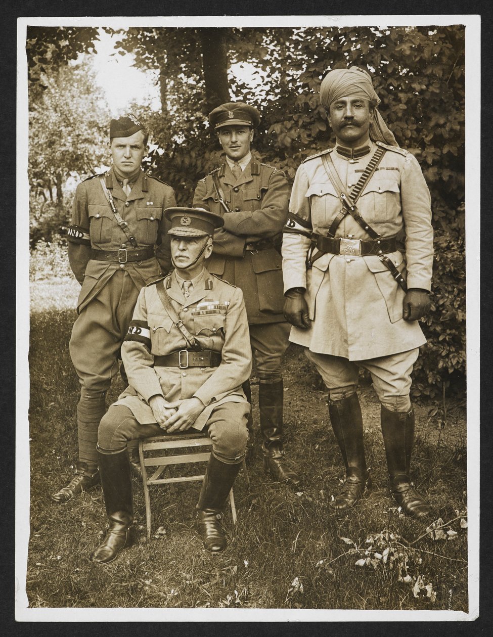 O general Sir James Willcocks e sua equipe pessoal no jardim de sua sede [Merville, França]. 31 de julho de 1915 (impressão em prata de gelatina) de English Photographer