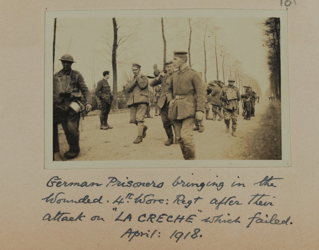 Prisioneiros alemães trazendo os feridos, quarto, Worc: Rgt. após o ataque à “La Creche”, que falhou em abril de 1918 de English Photographer