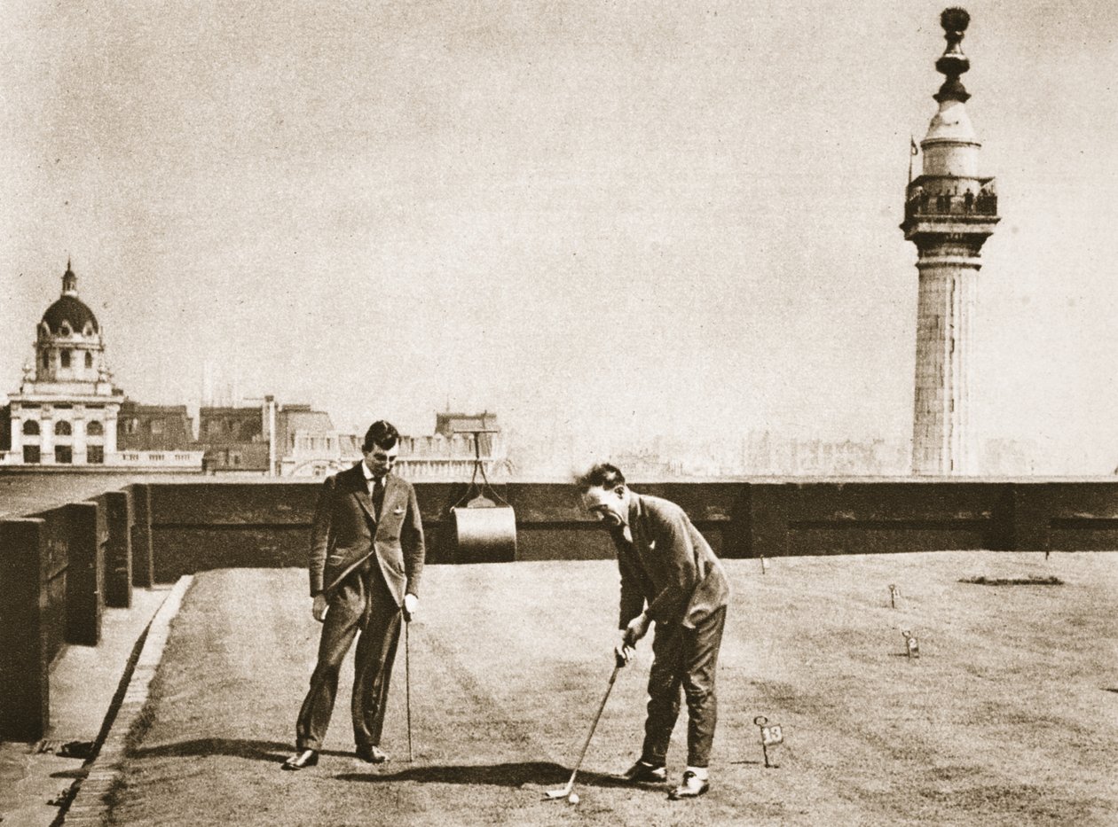 Prática de golfe para trabalhadores de escritório no telhado de Adelaide House, de Wonderful London, publicado em 1926-27 (fotogravura) de English Photographer