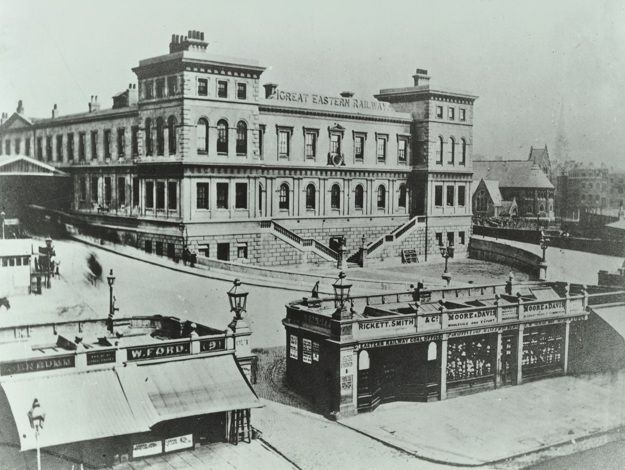 Great Eastern Terminus em Bishopsgate: exterior, 1862 de English Photographer