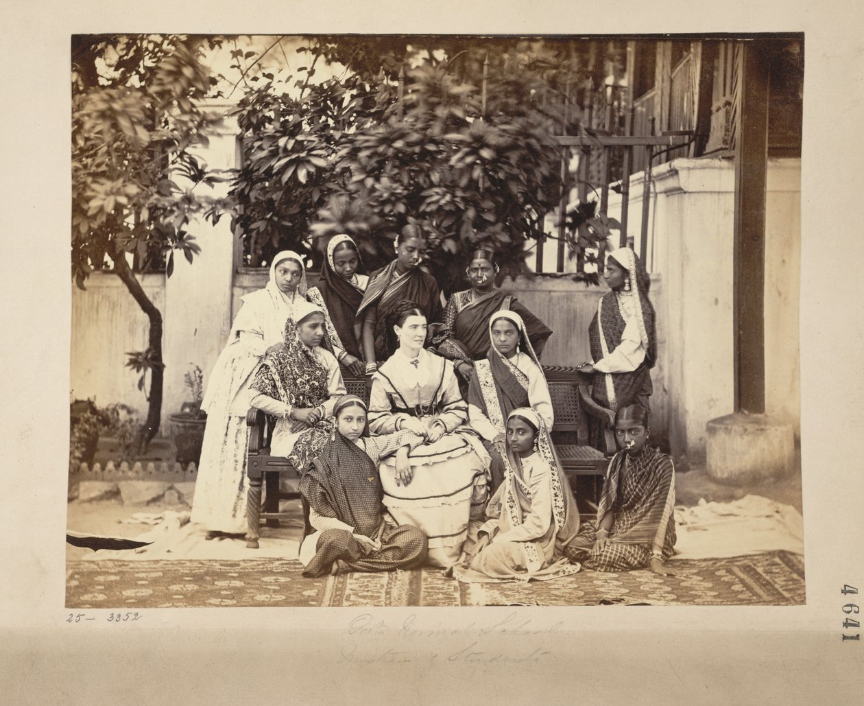 Grupo de amante e alunos da Escola Normal do Governo, Bombaim de English Photographer