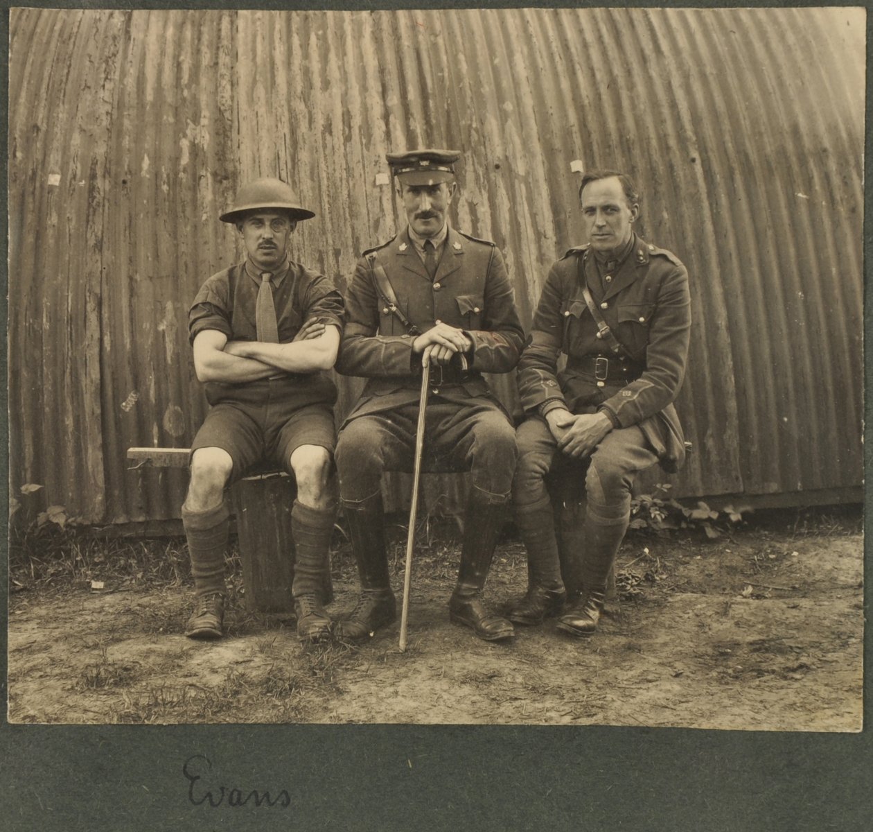 Grupo de três soldados fora de uma cabana de Nissan, c.1914-18 de English Photographer