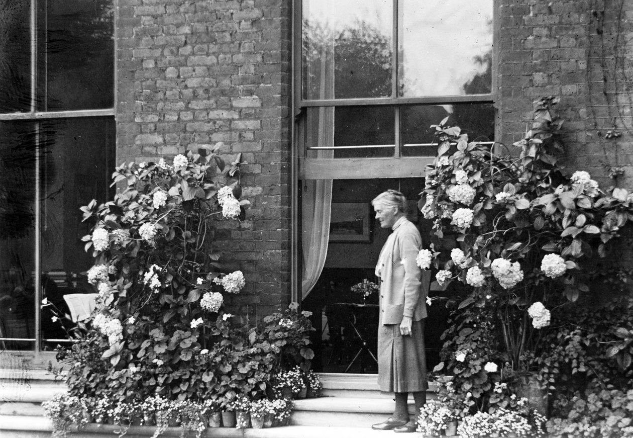 Gulielma Lister em sua casa, Sycamore House, Leytonstone, c.1930 de English Photographer