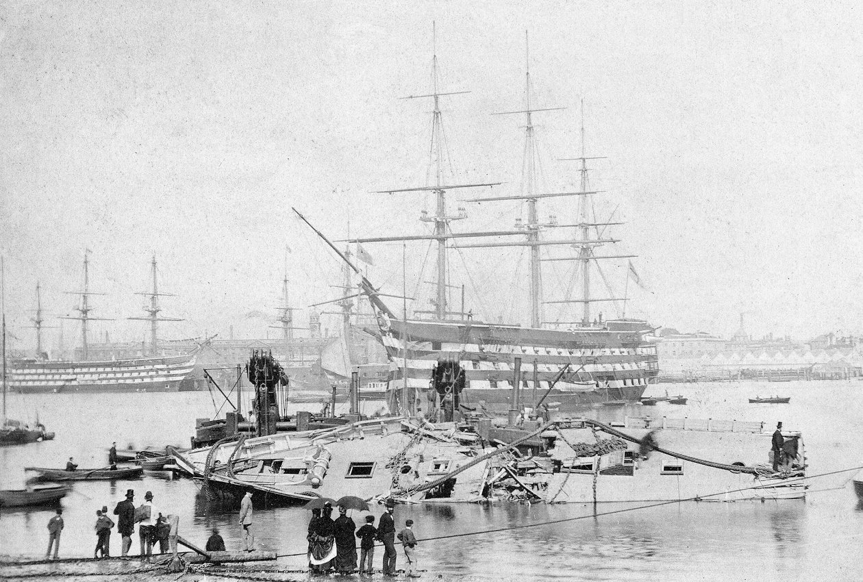 HMS Victory in Portsmouth Harbour, c.1870 (foto a p/b) de English Photographer