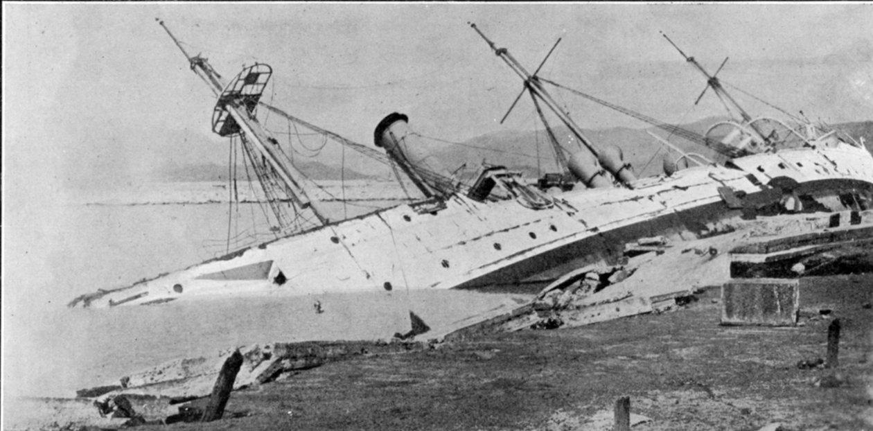 HM Sloop Phoenix Dirigido em terra pelo tufão de Hong Kong, ilustração de The Graphic, 27 de outubro de 1906 de English Photographer