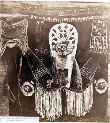 Criança mestiça num berço com adornos ornamentais indianos, fotografada pelos Engenheiros Reais no paralelo quarenta e nove (foto sépia) de English Photographer