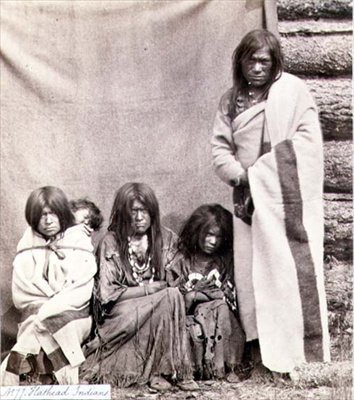 Índios Hathead, fotografados pelos Engenheiros Reais no Quadragésimo Nono Paralelo (foto sépia) de English Photographer