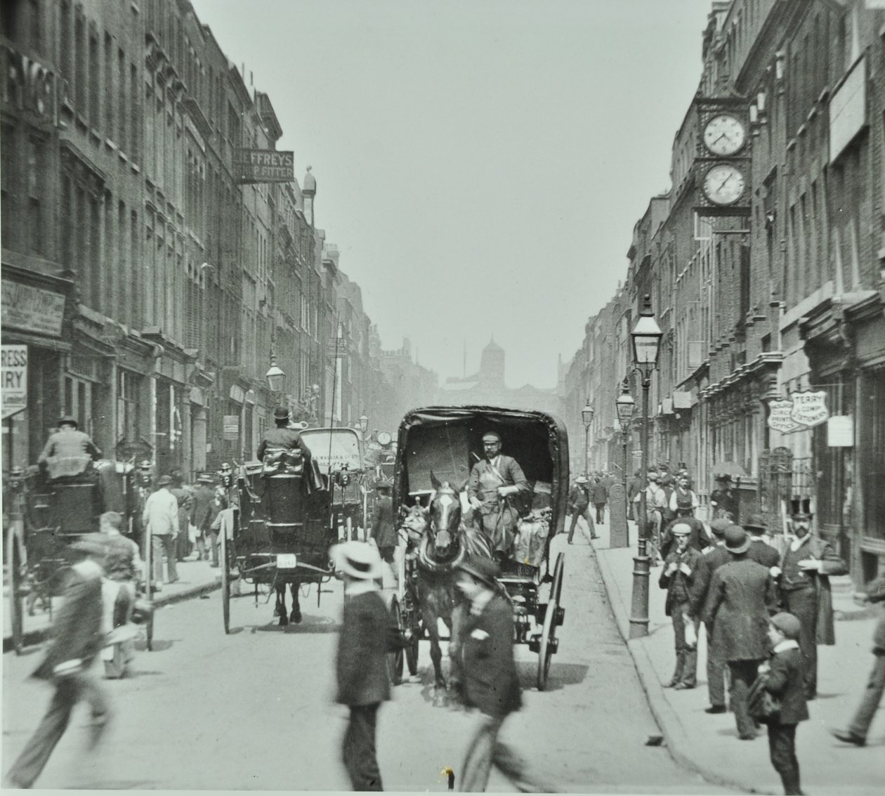 Hatton Garden: olhando para o norte a partir de Holborn Circus, Londres, 1895 de English Photographer