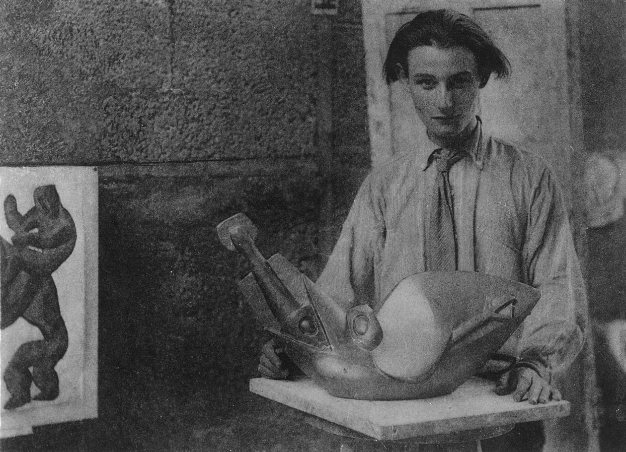 Henri Gaudier-Brzeska com sua escultura &39;Bird Swallowing Fish&39; no Kettle&39;s Yard, Universidade de Cambridge, 1914 de English Photographer